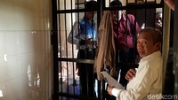 Qomar ditangkap di rumahnya setelah tak memenuhi beberapa kali panggilan polisi. Beberapa jam berada di tahanan, Qomas menjalani pemeriksaan kesehatan.