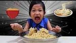 Lucunya Aksi Anak-anak yang Ikutan Tren Mukbang, Ada yang Makan Ulat!