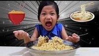 Gadis kecil berbaju biru ini tengah mencoba makan 5 porsi mie instan. Meskipun gagal menghabiskan, tetapi ia berhasil percaya diri tampil di depan kamera. Foto: istimewa