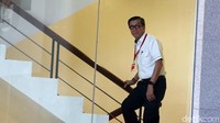 Anggota DPR RI 2009-2014 yang saat ini menjabat sebagai Menteri Hukum dan HAM (MenkumHAM), Yasonna Laoly, menuju ruang pemeriksaan.