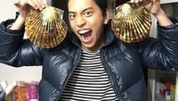 Berpose dengan kerang berukuran besar, Darren tampil lucu dan menggemaskan. Foto: Instagram @taluwang