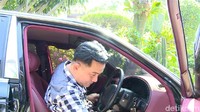 Meski mengaku tak terlalu suka dengan interior berwarna merah marun, tapi mantan Menteri Kehakiman dan Menteri Sekretaris Negara itu tak mengubahnya. Mobil sesekali saja dia pakai pelesiran seputar Jakarta bersama istri dan anak-anak.