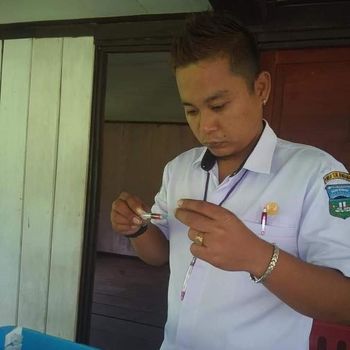 Almarhum Mantri Patra saat bertugas.