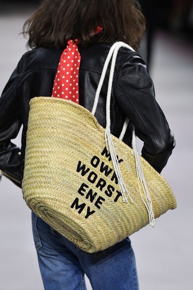 Selain pakaian, Hedi juga menyisipkan sejumlah aksesori andalan. Ia mengangkat tas pria berbahan anyaman untuk tren fashion tahun depan. (Foto: Pascal Le Segretain/Getty Images)