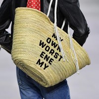 Selain pakaian, Hedi juga menyisipkan sejumlah aksesori andalan. Ia mengangkat tas pria berbahan anyaman untuk tren fashion tahun depan. (Foto: Pascal Le Segretain/Getty Images)