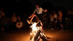 Potret Kemeriahaan Festival Lompat Api di Yunani
