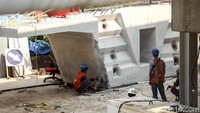 Sejumlah petugas nampak mengerjakan proyek pembangunan double double track (DDT) Jatinegara-Manggarai.