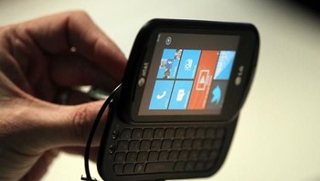 Tapi sekeras apapun Microsoft berusaha, Windows Phone tidak pernah dapat bersaing dengan ponsel Android atau iPhone yang sangat dominan. Foto: GettyImages