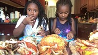 Seafood dengan bumbu lousiana jadi pilihan dua gadis berambut panjang ini. Keduanya siap menghabiskan kepiting, udang, cumi hingga jagung berlumur saus. Foto: istimewa