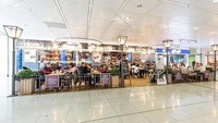 Inilah fasilitas taman juga pabrik bir di Munich International Airport, Jerman. Bandara ini bahkan memberikan berbagai pilihan bir dengan sejumlah rasa. Tempatnya juga dapat menampung sampai 600 orang, dengan mesin yang otentik dan khas. Wah! (Munich Airport)