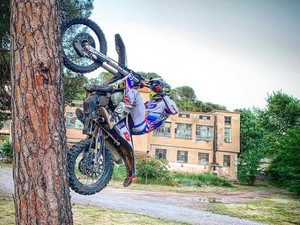 Lihat Aksi Offroader Panjat Pohon Pakai Motor