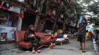 Beberapa warga tampak bersantai disalah satu sudut rusunawa.