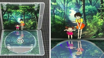 Permukaan pada kaset CD ini seolah memberikan kesan refleksi bayangan. (Foto: Brightside)
