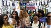 Begini aksi mereka di dalam MRT.
