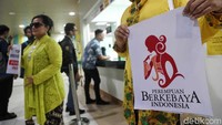 Aksi mereka menyita perhatian penumpang MRT.