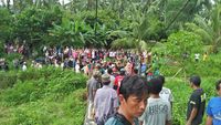 Warga mengerubungi TKP pembunuhan.