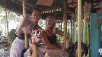 Saat di Mahattan, New York dia dan rekannya seru-seruan main komidi putar. (irenadrezi/Instagram)