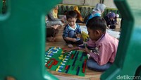 Tak cuma lomba tari, anak-anak juga dapat mengikuti lomba menyusun lego di acara Gebyar RPTRA tersebut.