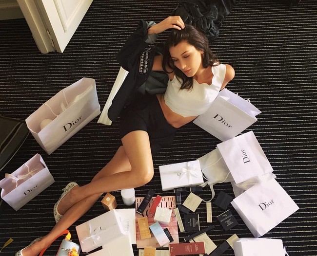 Bella Hadid didapuk menjadi brand ambassador Dior Makeup pada 2016. Sejak saat itu, wajah model 22 tahun ini menghiasi kampanye brand high-end asal Prancis itu. Foto: Dok. Dior Makeup