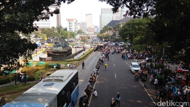 Massa Kawal MK Sempat Tutupi Jalan, Lalin di Patung Kuda Macet Massa Kawal MK Sempat Tutupi Jalan, Lalin di Patung Kuda Macet
