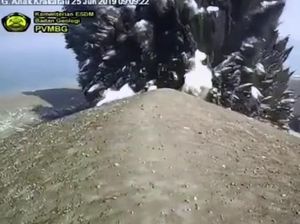 Video Detik-detik Gunung Anak Krakatau Erupsi Disertai 3 Kali Letusan