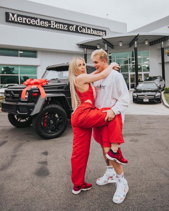 Tana Mongeau merupakan vlogger ternama dengan 4,5 juta subscriber. Kini Youtuber sensasional itu bertunangan dengan aktor dan Youtuber Jake Paul, namun pertunangan mereka jadi kontroversi. Netizen mencurigai pertunangan dua Youtuber palsu karena demi konten dan popularitas.  Foto: dok. Instagram