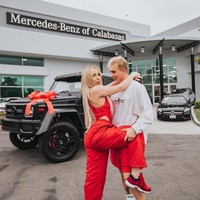 Tana Mongeau merupakan vlogger ternama dengan 4,5 juta subscriber. Kini Youtuber sensasional itu bertunangan dengan aktor dan Youtuber Jake Paul, namun pertunangan mereka jadi kontroversi. Netizen mencurigai pertunangan dua Youtuber palsu karena demi konten dan popularitas.  Foto: dok. Instagram
