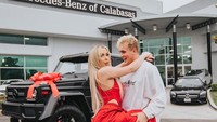 Tana Mongeau dan Jake Paul mengumumkan pertunangannya di dunia maya. Dok. Instagram/tanamongeau