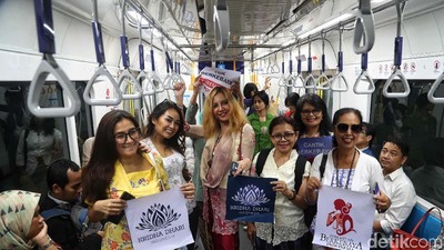 Serunya! Kampanye Ayo Berkebaya di MRT