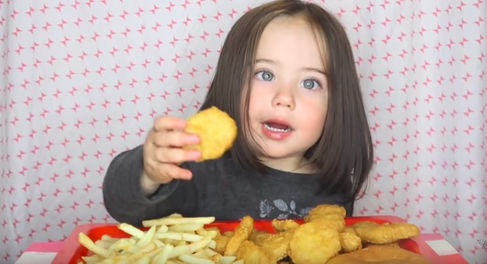 Lucunya Aksi Anak anak yang Ikutan Tren Mukbang Ada yang 