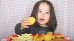 Lucunya Aksi Anak-anak yang Ikutan Tren Mukbang, Ada yang Makan Ulat!