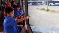 Para siswa diajak keliling garasi bus TransJakarta. 