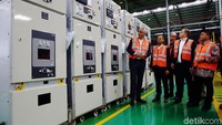 Sejumlah petinggi Schneider Electric meninjau pabrik pintar mereka di kawasan Cikarang, Jawa Barat.