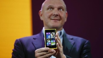 Ini saat Steve Ballmer, CEO Microsoft saat itu, ikut meluncurkan Windows Phone Nokia.  Foto: Getty Images