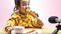 Jenis makanan yang disantapnya juga jelas berbeda dengan makanan orang dewasa. Tapi aksi menggemaskan saat makan ternyata tak kalah lihai. Salah satunya gadis kecil yang asyik makan corndog ini. Foto: istimewa