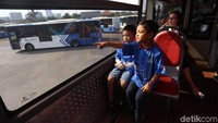 Para siswa diajak menaiki bus TransJakarta.