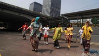 Mereka juga sempat menari dengan memakai kebaya.