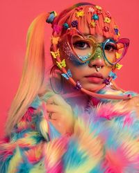 Wanita Ini Bergaya Ngejreng dan Nyentrik untuk Lawan Depresi