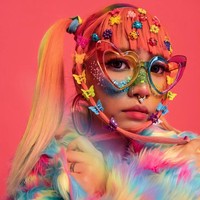 Namun di balik pakaiannya yang berpijar dan rias wajah nya yang cerah merona, terletak sebuah perjuangan kelam dengan tantangan psikologis yang ia perjuangkan untuk diatasi. Foto: Instagram @cybr.grl