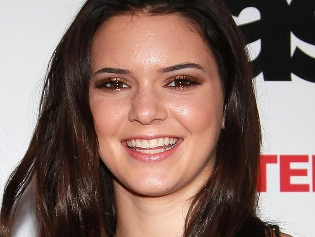 Alisnya terlihat sedikit lebih naik dan terdefinisi ketimbang foto (dari 9 tahun lalu), jadi kita bisa berspekulasi kalau dia pakai suntikan anti-keriput (Botox) untuk menaikkan alisnya itu, jelas sumber. Foto: Getty Images