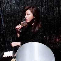Selain tidak larut dalam stres, Ji Won juga memastikan jika asupan makanannya sehat serta rutin berolahraga. Sebelumnya, ia juga pernah mengungkap bahwa minuman dengan campuran lemon dan madu adalah salah satu rahasia cantiknya. Foto: Instagram