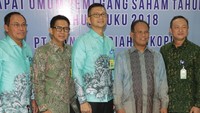 Direktur Utama yang baru Bank Syariah Bukopin Jeffry Zhufran Carolus Nelwan berfoto bersama Direktur Adil Syahputra, Direktur Ruddy Susatyo Sumpeno, Direktur Akhmad Hariyadi, Dirut yang lama Saidi Mulia Lubis dan Komisaris Utama Independen Tri Joko Prihantono, usai Rapat Umum Pemegang Saham Tahunan dan Luar Biasa, di Jakarta, Selasa (25/6/2019). Foto: dok. Syariah Bukopin