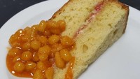 Mirip seperti baked beans, inilah interpretasi Churchill melalui dessert. Ia membuatnya dengan marzipan lalu disandingkan kue. Foto: Istimewa