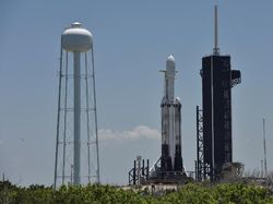 Roket Terkuat Sejagat Terbang Perdana pada Malam Hari