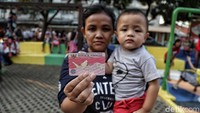 Tak hanya itu, 53 KIA dan 34 akte kelahiran juga dibuat untuk warga pendatang baru di Rusun Petamburan.