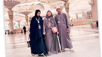 Ia bersyukur bisa membahagiakan kedua orang tuanya itu. Dok. Instagram/thyasethyaa