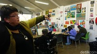Alan adalah satu dari puluhan seniman yang setiap harinya datang ke Arts Project Australia untuk mewujudkan mimpi mereka menjadi seniman meski memiliki keterbatasan fisik. Menurut Sue, setiap harinya 20 - 40 seniman datang ke rumah berlantai dua tersebut. Lantai atas gedung tersebut dikhususkan untuk para seniman bekerja, mengerjakan apapun keahliannya. Foto: Eny/detikcom