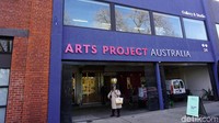 DetikHOT mendapatkan kesempatan berkunjung ke Arts Project Australia, rumah untuk para seniman disabilitas. Tempat ini menjadi pilihan banyak seniman yang kemampuan fisiknya tidak sempurna untuk mengembangkan bakat seninya bahkan mendapat keuntungan finansial dari penjualan karya mereka. Foto: Eny/detikcom