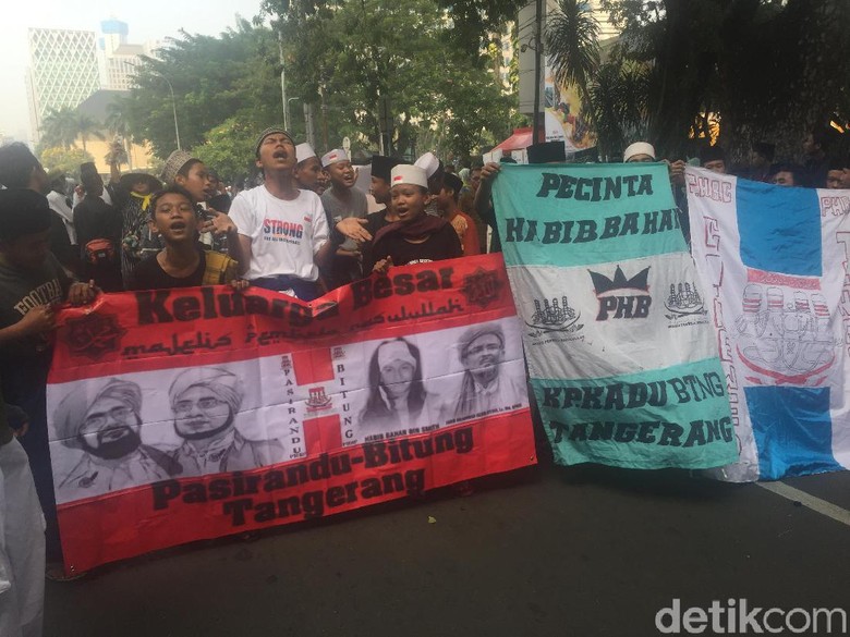 Aksi Kawal MK, Massa Ini Nyanyi Minta Habib Bahar Dibebaskan Aksi Kawal MK, Massa Ini Nyanyi Minta Habib Bahar Dibebaskan