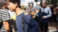 Komisi Perlindungan Anak Indonesia (KPAI) meminta aparat keamanan untuk melakukan tindakan persuasif agar massa ini bersedia pulang.